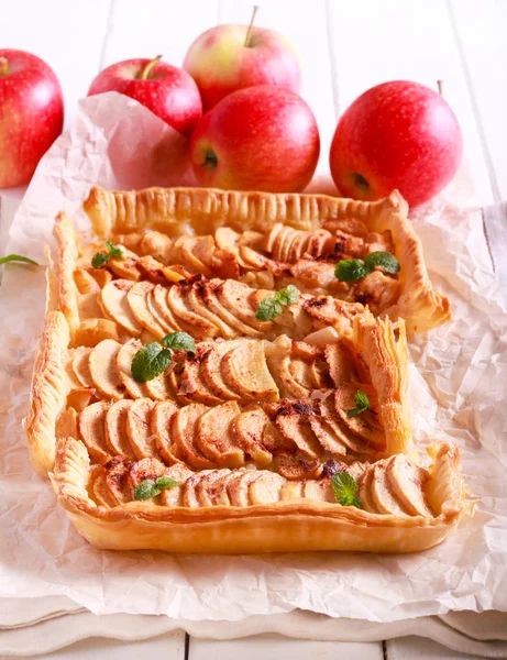 Листкове тісто яблуко і грушевий пиріг — стокове фото