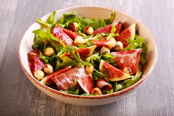 Vijgen, raket, ham en moer salade — Stockfoto