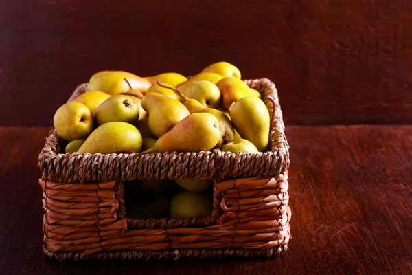 Muchas peras en una canasta — Foto de Stock