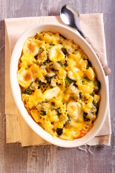 Broccoli and macaroni with mozzarella bake — Stock Photo, Image