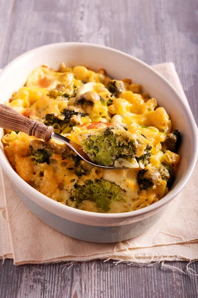 Broccoli and macaroni with mozzarella bake — Stock Photo, Image