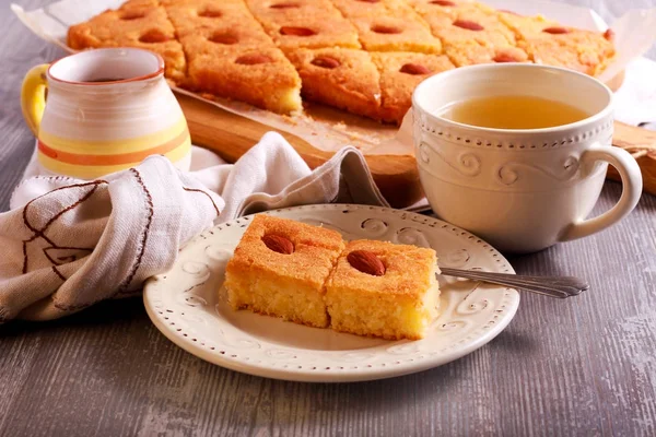 Revani - geleneksel Orta Doğu tatlı pasta