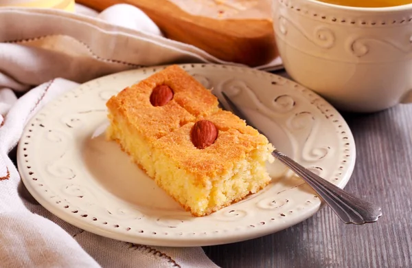 Basbousa - tort dulce tradițional din Orientul Mijlociu cu migdale — Fotografie, imagine de stoc