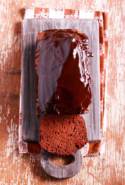 Chocolate cake with chocolate icing — Stock Photo, Image