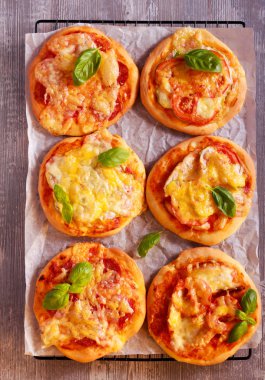 Farklı doldurma ile ev yapımı mini pizza 