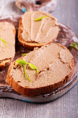 Ördek karaciğer kahverengi ekmek üzerine yayılmış 