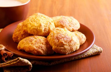 Yumuşak ayran tarçınlı kurabiye plaka üzerinde 