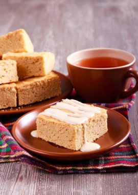 Sarışınlar tabakta sır ile 