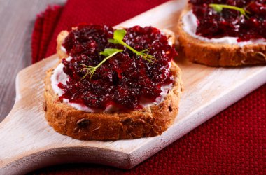 Pancar sos kahverengi ekmek üzerinde