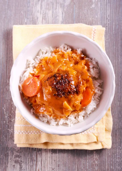 Chicken thigh with gravy over rice — Stock Photo, Image