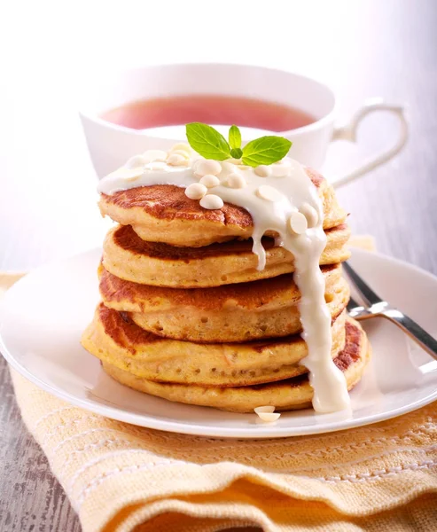 Stapel Pfannkuchen mit weißer Schokolade — Stockfoto