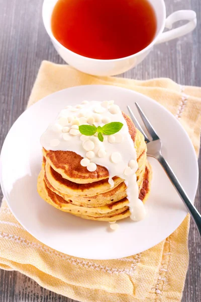 Stapel Pfannkuchen mit weißer Schokoladenglasur — Stockfoto