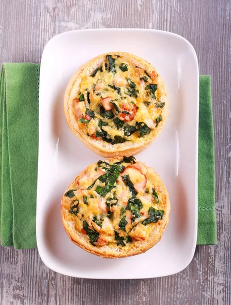 Buns filled with spinach, chicken, cheese and eggs — Stock Photo, Image