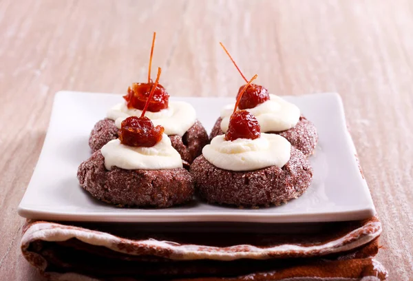 Chocolate, cereja e creme thumbprints cookies — Fotografia de Stock