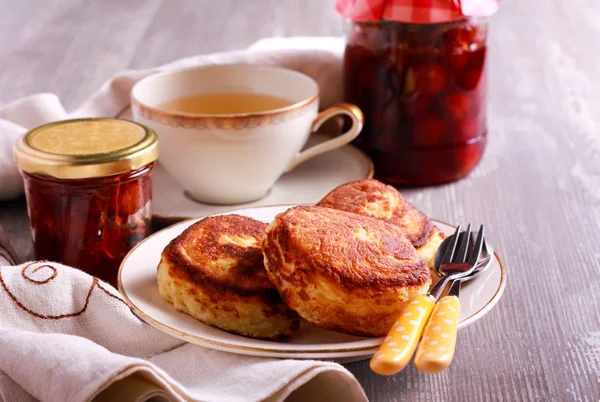 Breakfast arrangement: farmer's cheese pancakes — Stock Photo, Image