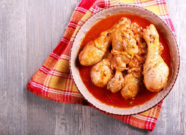 Caçarola de frango, pernas em molho — Fotografia de Stock