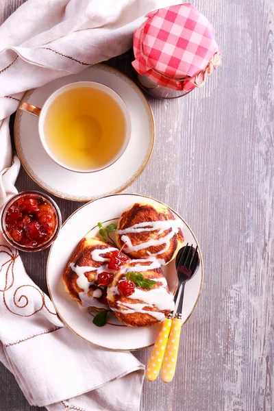 Breakfast arrangement: farmer's cheese pancakes — Stock Photo, Image