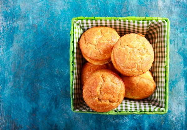 Bran muffins i små wicker — Stockfoto