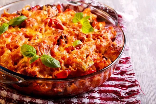 Pastas vegetarianas horneadas en una lata —  Fotos de Stock