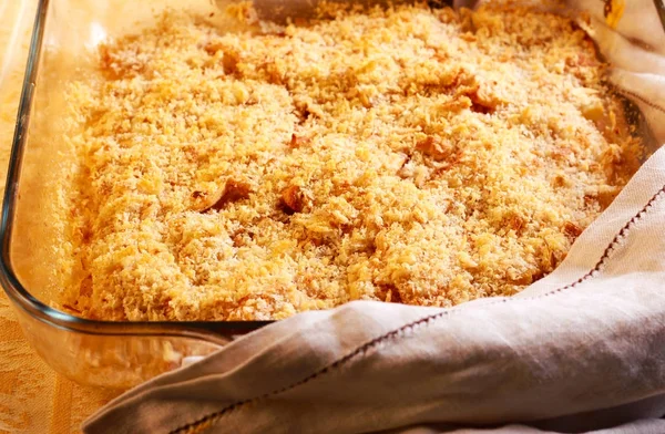 Scalloped apples with breadcrumbs topping — Stock Photo, Image