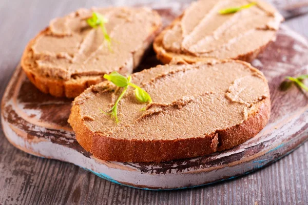 Ördek karaciğer kahverengi ekmek üzerine yayılmış — Stok fotoğraf