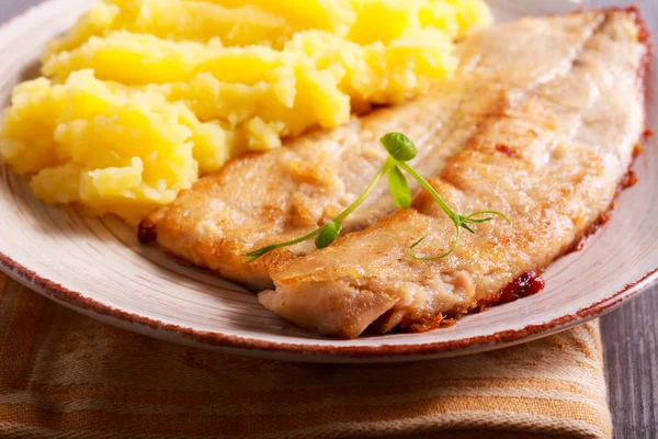 Fried carp and mashed potatoes — Stock Photo, Image