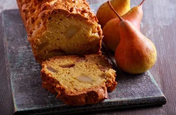 PEAR cake brood gesneden aan boord, — Stockfoto