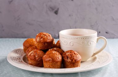 Beyaz çikolata parçaları ile mini kek