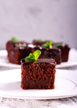 Çikolata kaplı çikolatalı pasta. 