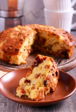 Ananas ve sultana kek, dilimlenmiş 