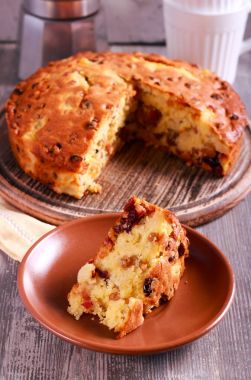 Ananas ve sultana kek,