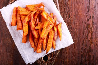 Tatlı patates cipsi gemide