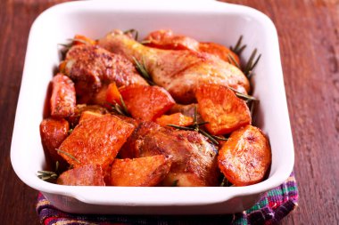 Kavrulmuş Tavuk drumsticks tatlı patates ile 