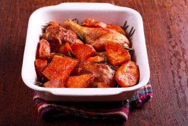 Kavrulmuş Tavuk drumsticks tatlı patates ile 