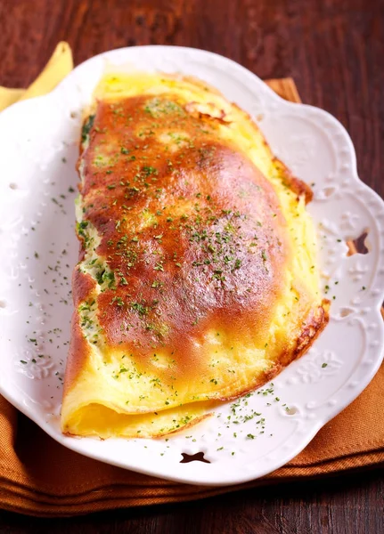 Brokkoli-Omelett auf Teller serviert — Stockfoto