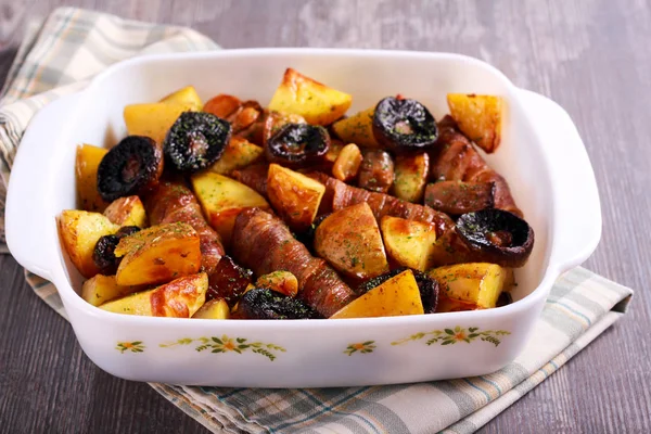 Würstchen, Kartoffeln und Pilze backen — Stockfoto