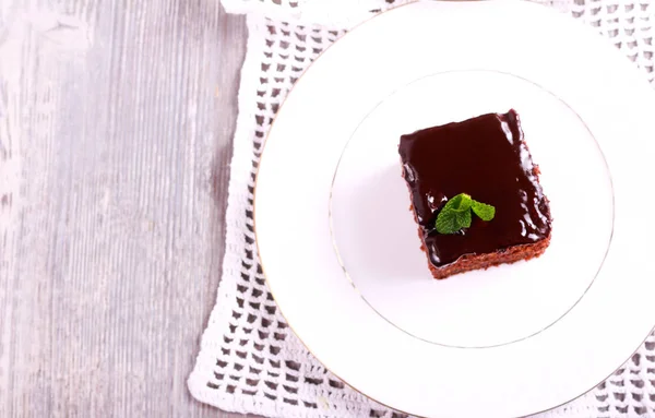 Pastel de chocolate con glaseado de chocolate en rodajas en el plato —  Fotos de Stock