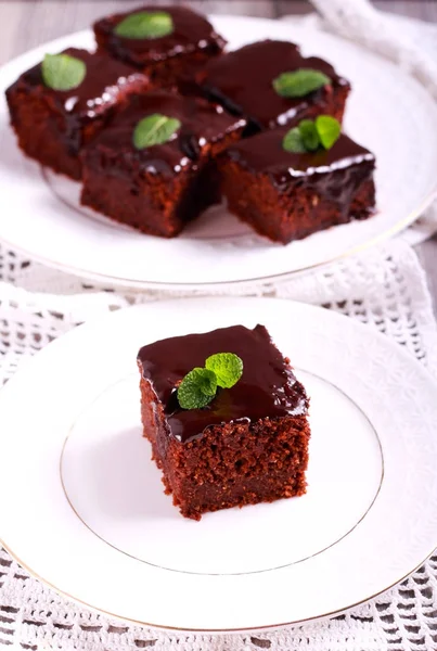 Bolo de chocolate com esmalte de chocolate fatiado — Fotografia de Stock