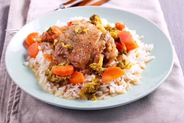 Cuisse de poulet et ragoût de légumes — Photo