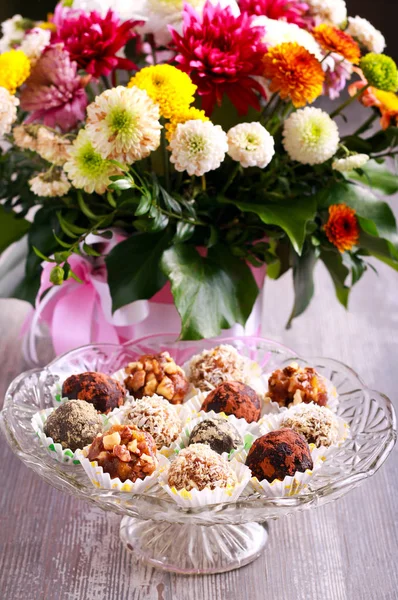 Assorted caseiro doce bolas no prato — Fotografia de Stock
