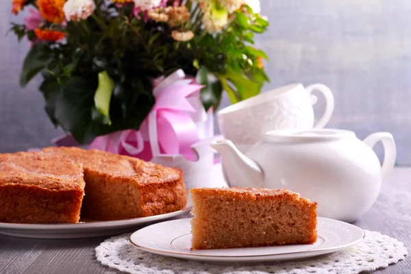 Buttermilch-Zimtkuchen auf dem Tisch — Stockfoto