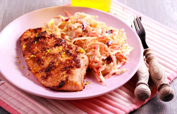 Peanut and lemon turkey fillet and coleslaw salad — Stock Photo, Image