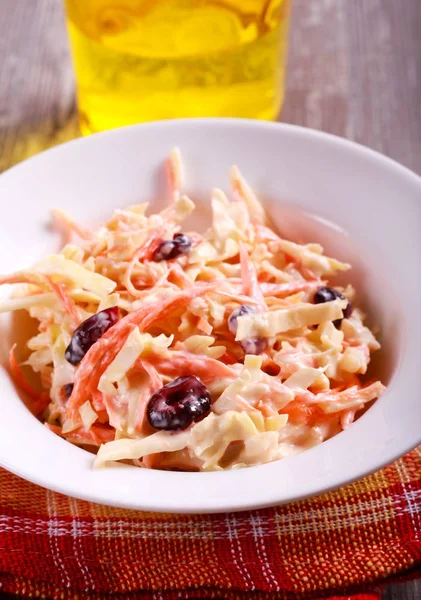 Salada de salada de salada de oxicoco em prato — Fotografia de Stock