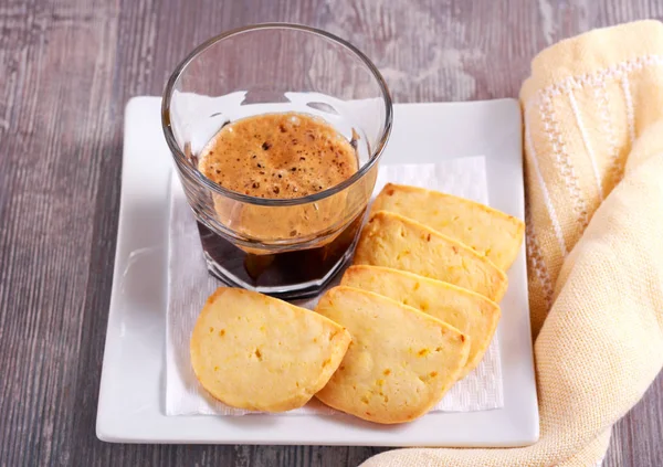 Galletas y vaso de café —  Fotos de Stock