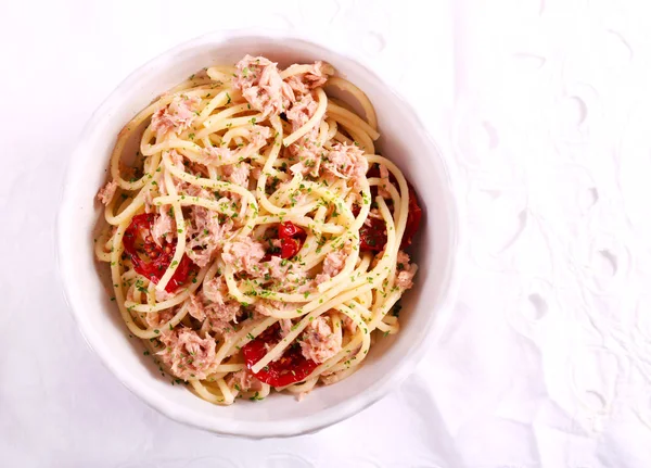 Tuňák a sušenými rajčaty špagety — Stock fotografie