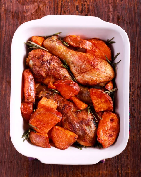 Roasted chicken drumsticks with sweet potato — Stock Photo, Image