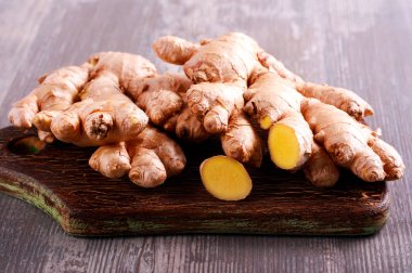 Zencefil kökü ahşap boyalı tahta üzerinde