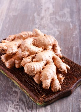 Zencefil kökü ahşap boyalı tahta üzerinde