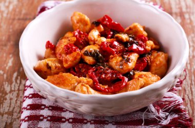 Tavuk fileto güneş ile kurutulmuş domates 