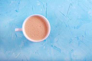 Mavi arka plan üzerinde kahve